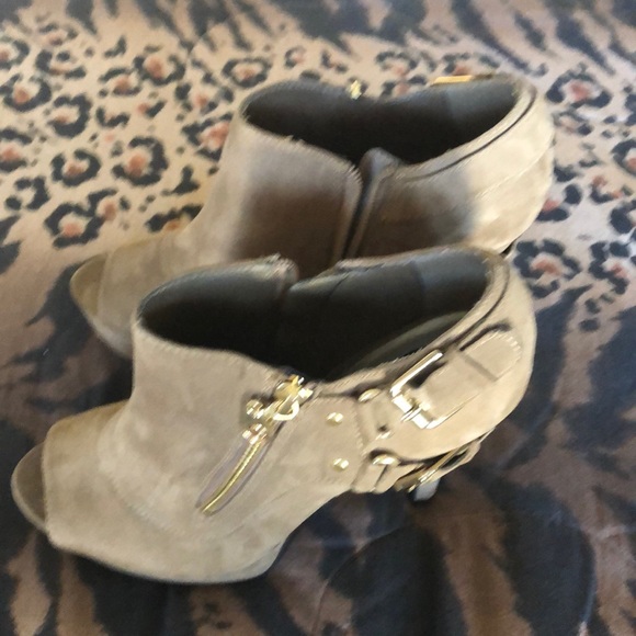 Elegant Tan heeled boots with gold zipper & buckle - Picture 2 of 6